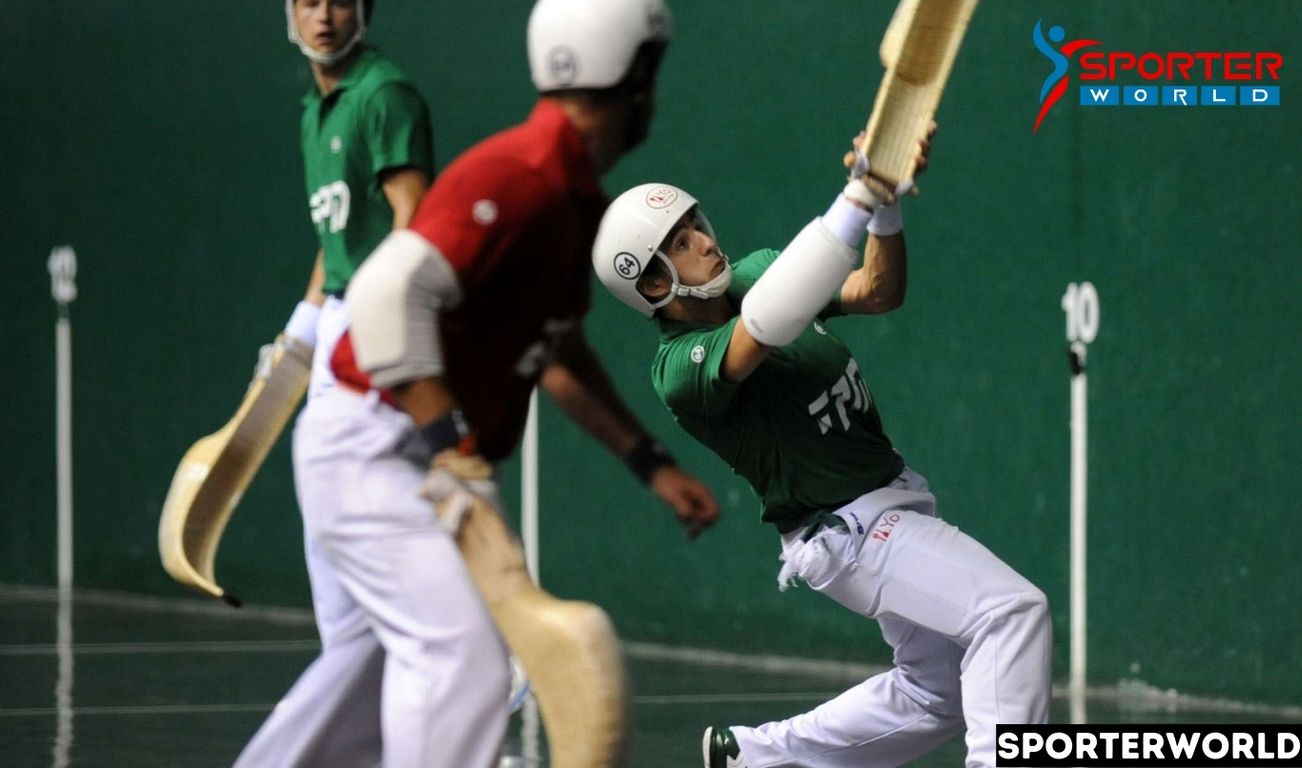 pelote basque playing